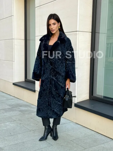 Шуба из каракуля Indigo Blue с отделкой из меха норки, фасон кокон - фото 5
