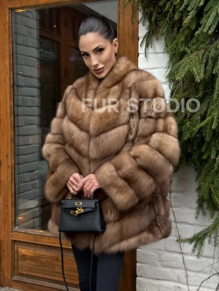 Полушубок из куницы с воротником V-образным - фото 13