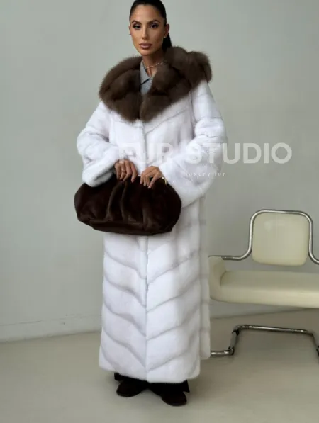 Белая норковая шуба с куницей капюшон - фото 4
