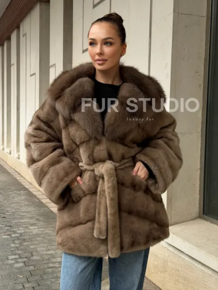 Полушубок норковый с капюшоном из меха куницы - фото 9