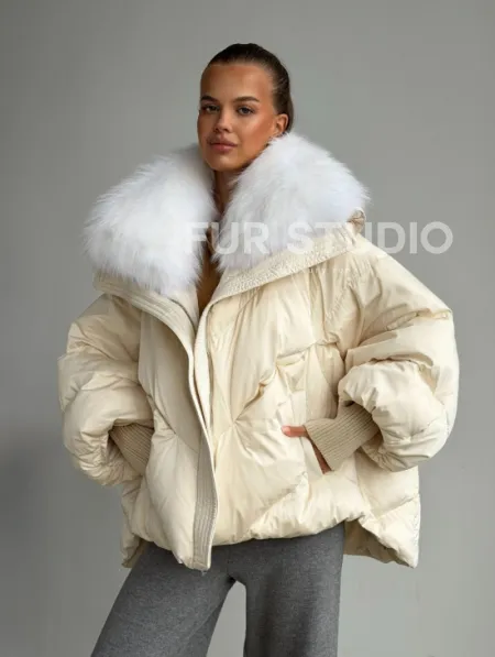 Бежевый зимний пуховик - фото 0