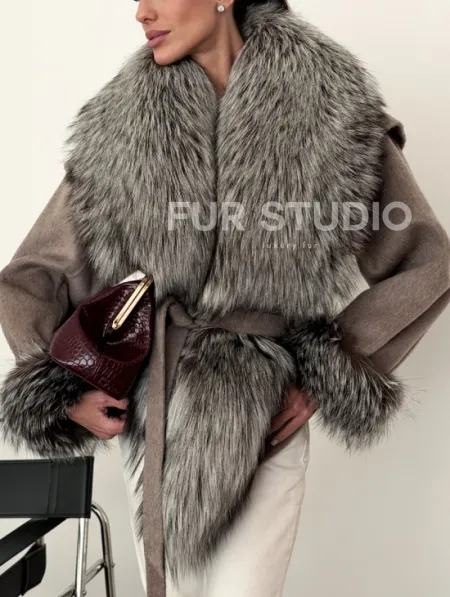 Полупальто с мехом чернобурки - фото 2