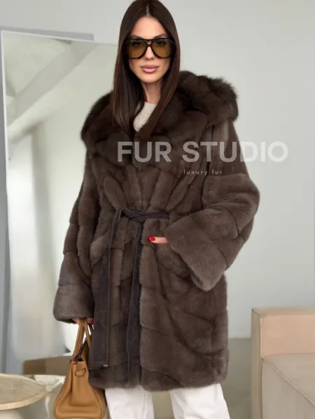 Шуба норковая с капюшоном из куницы - фото 4