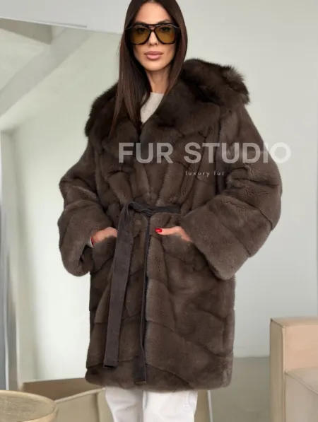 Шуба норковая с капюшоном из куницы - фото 2