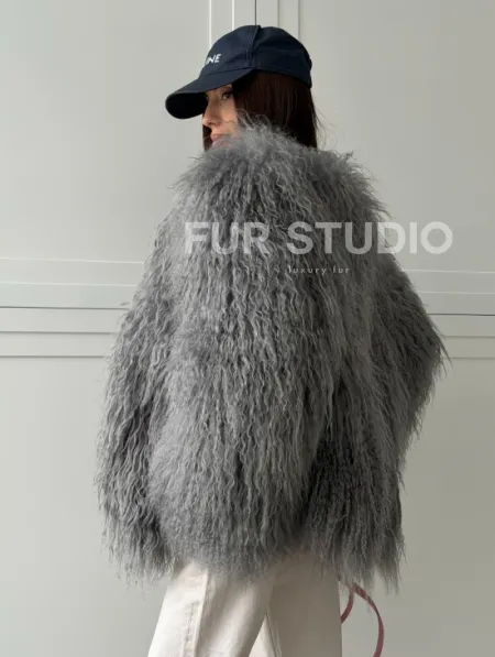 Серая шуба из натурального меха ламы - фото 7