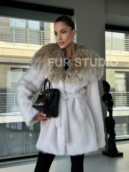 Белая шуба с капюшоном из рыси - фото 18
