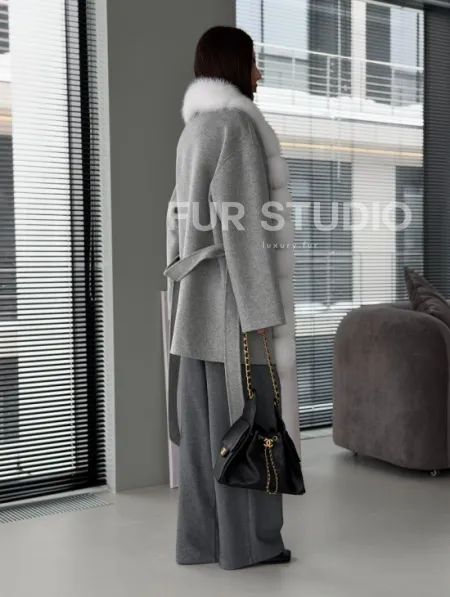 Серое пальто с меховым воротником - фото 12