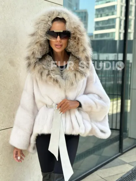 Белое норковое манто с капюшоном из меха рыси - фото 3
