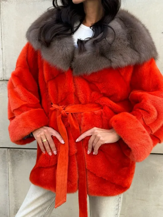 Шуба из меха норки цвета Grenadine (оранжевый) с капюшоном из меха куницы - фото 3
