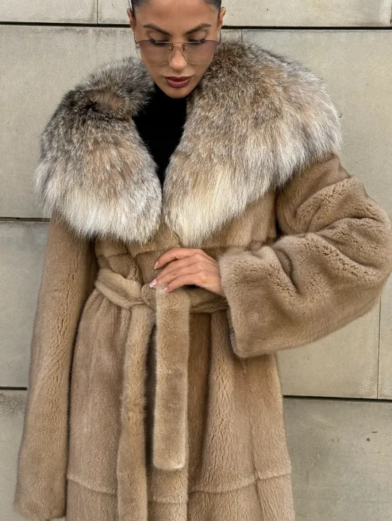 Шуба из норки Caramel с капюшоном из меха рыси - фото 4