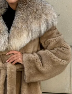 Шуба из норки Caramel с капюшоном из меха рыси - фото 2