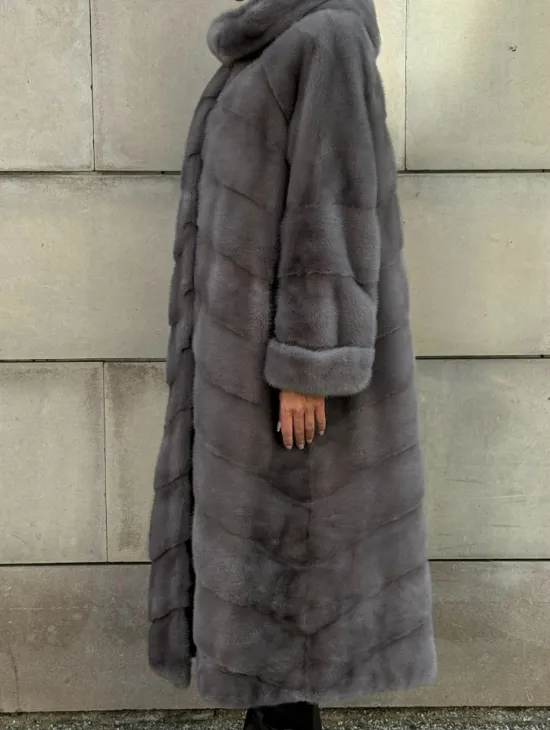 Шуба в диагональной выкладке меха норки, графит грей с капюшоном - фото 7