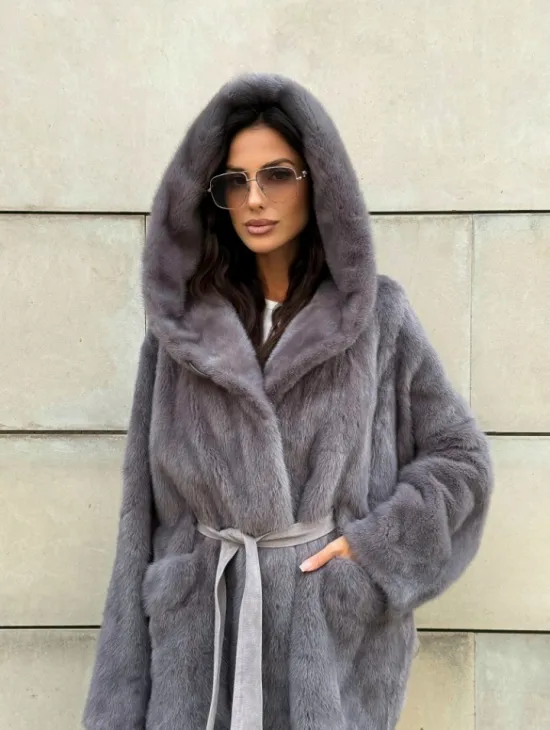 Шуба Летучая мышь из меха норки в технологии роспуск с капюшоном - цвет дымчато-серый - фото 4