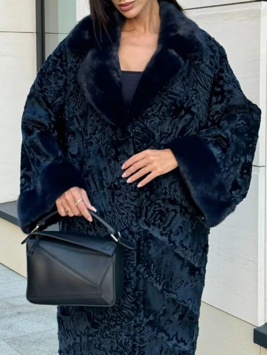 Шуба из каракуля Indigo Blue с отделкой из меха норки, фасон кокон - фото 2