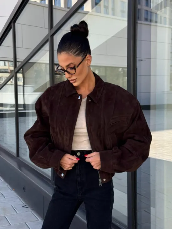 Женская короткая натуральная замшевая куртка - цвет коричневый - фото 10