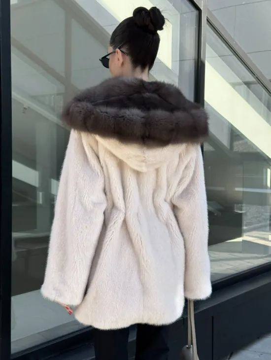 Полушубок из светлой норки с капюшоном куница с поясом - фото 3