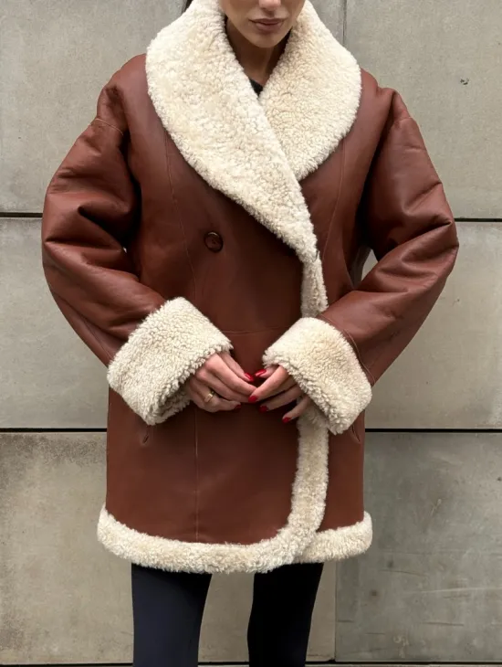 Двусторонняя женская дубленка из натуральной кожи с воротником шаль, на пуговицах - фото 7