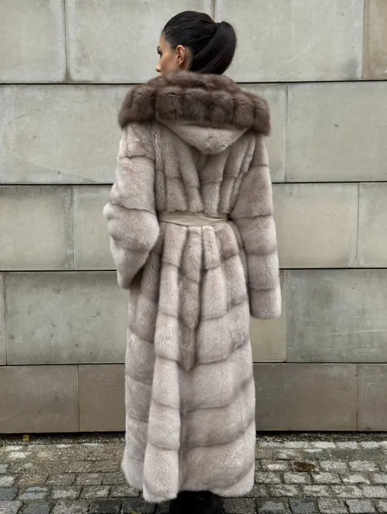 Длинная норковая шуба прямого кроя с капюшоном из меха куницы - фото 6