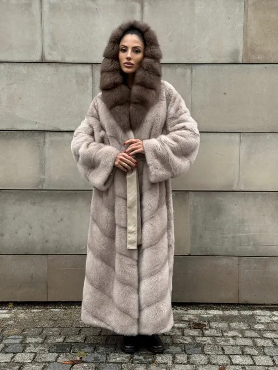 Длинная норковая шуба прямого кроя с капюшоном из меха куницы - фото 9