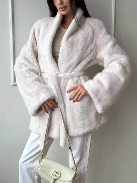 Белый меховой жакет из норки с V-образным воротником и поясом - фото 5