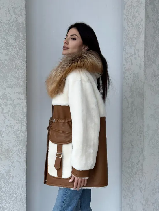 Модная натуральная дубленка из овчины, капюшон с отделкой из меха лисы - фото 12