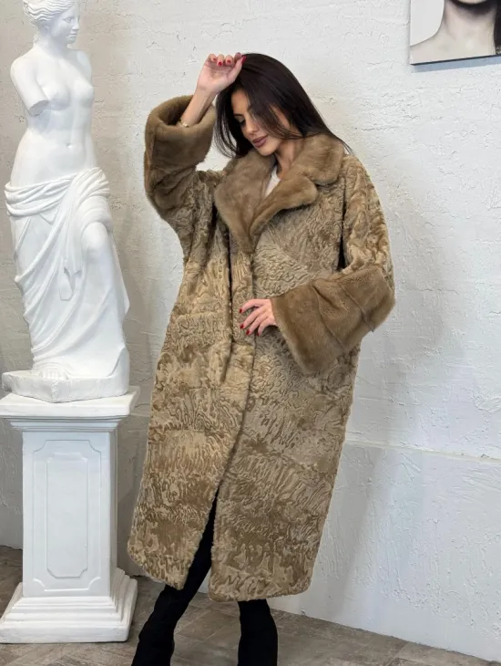 Длинное женское пальто из натурального меха каракульчи с отделкой из норки - фото 10