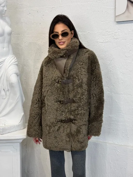Дублёнка «Дафлкот» cредней длины из овчины Tigrado на застёжках - кожаные ремешки - фото 10