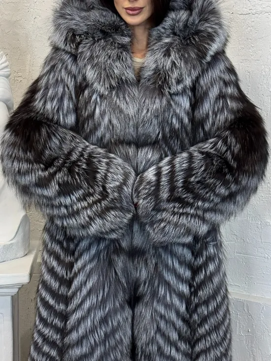 Длинная шуба с капюшоном из натуральной лисы Silver Fox Fur в росшив - фото 1