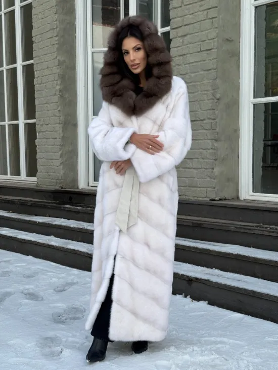Белая длинная норковая шуба с капюшоном из натуральной куницы - фото 5