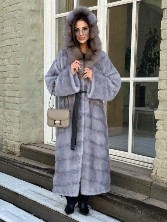 Норковая шуба голубого цвета с капюшоном из натурального меха куницы - фото 9