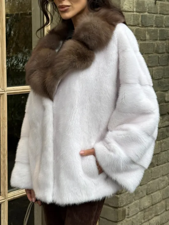 Короткая белая шубка с воротником из натуральной куницы - фото 3