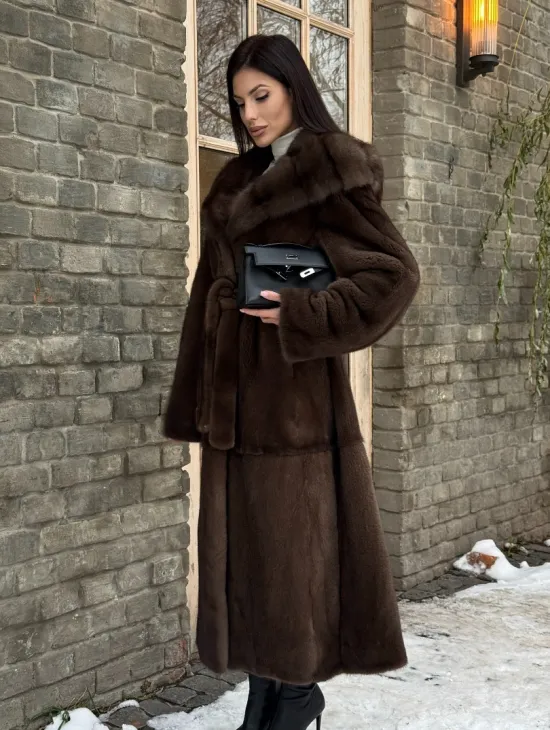 Длинная коричневая норковая шуба прямого кроя с капюшоном из куницы - фото 3