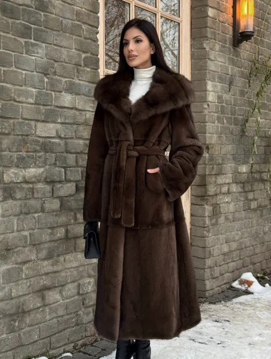 Длинная коричневая норковая шуба прямого кроя с капюшоном из куницы - фото 5