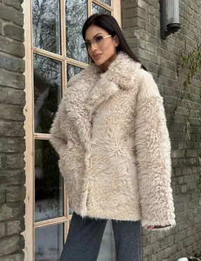 Светлая короткая шуба из испанской овчины - фото 9