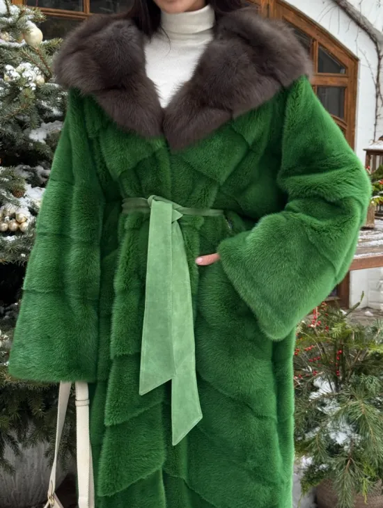 Шуба зеленого цвета с капюшоном из меха куницы - фото 1