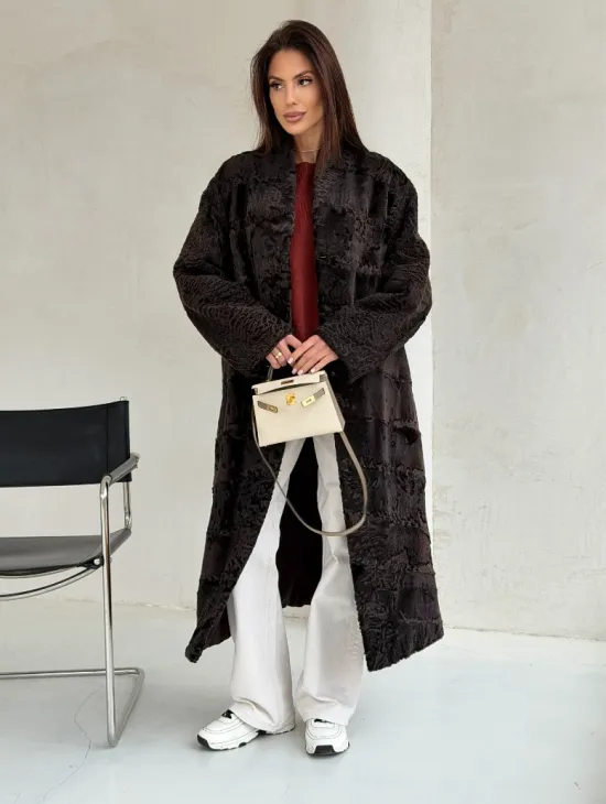 Шуба длинная из меха каракульчи в натурально-коричневом цвете - фото 0