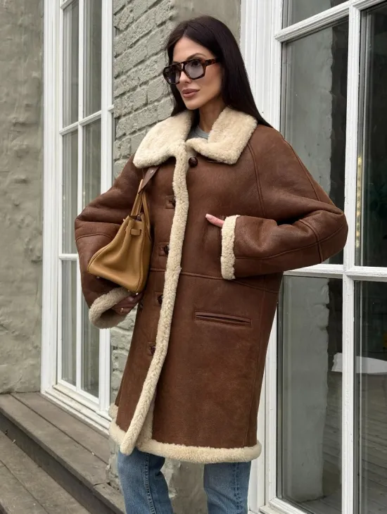 Удлиненная женская дубленка из меха мериноса на пуговицах - фото 0