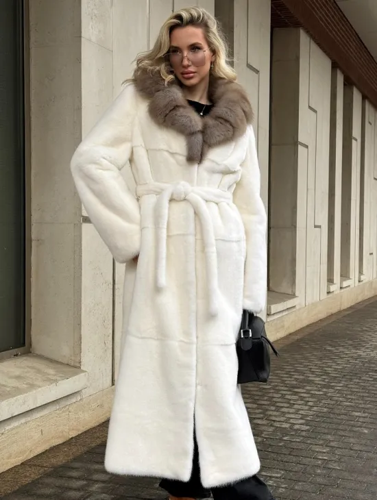 Длинная белая норковая шуба с воротником из меха куницы - фото 6