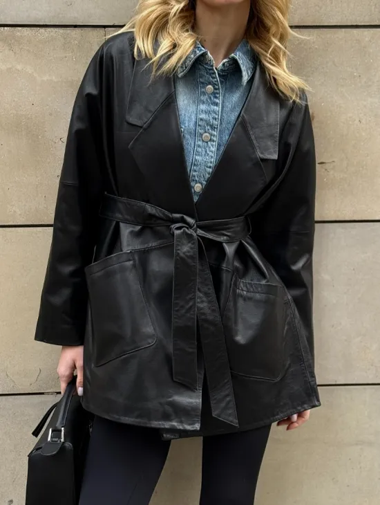 Черный короткий тренч из натуральной кожи на запах с поясом - фото 1