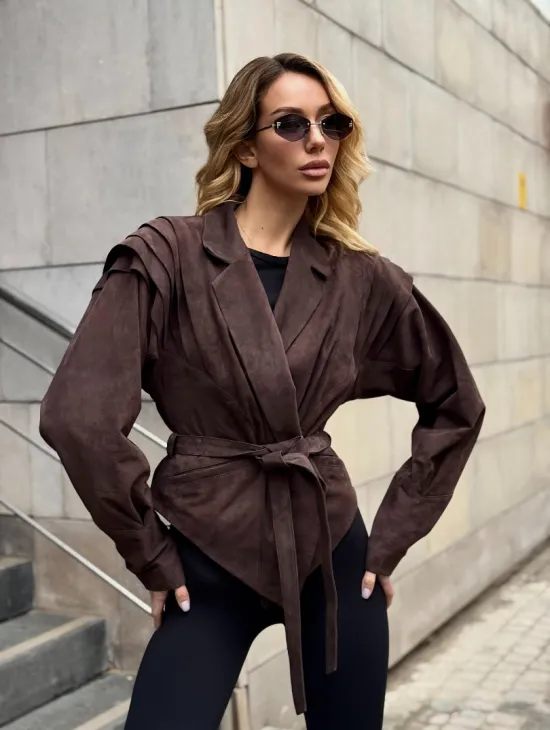 Приталенная куртка из замши c поясом, на плечах вставки в виде крылышек - фото 8