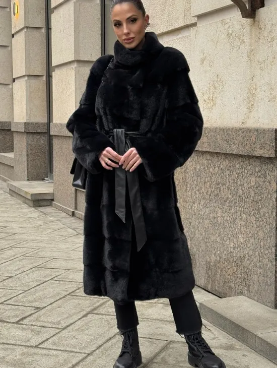 Шуба из плюшевой скандинавской норки в сине-черном цвете - стойка воротник - фото 3
