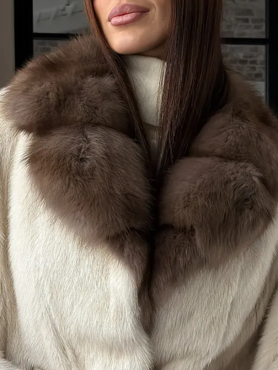 Светлое норковое пончо с воротником из куницы - фото 1