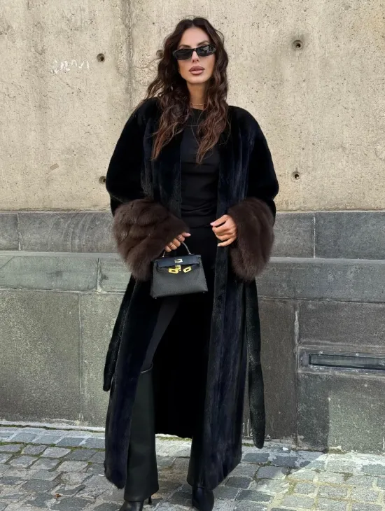 Длинная черная норковая шуба с манжетами из меха куницы - фото 9