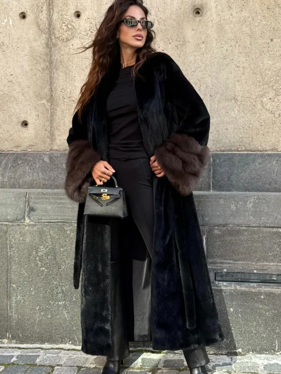 Длинная черная норковая шуба с манжетами из меха куницы - фото 4