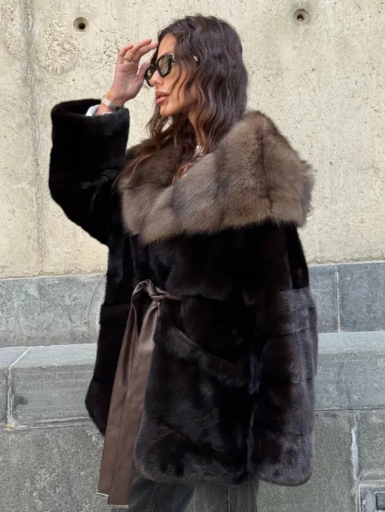 Норковый полушубок в натуральном цвете Brown с капюшоном из куницы - фото 6