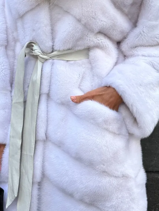 Белая норковая шуба средней длины с капюшоном из рыси - фото 1