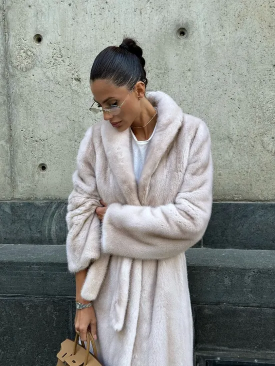 Классическая норковая шуба с перламутровым оттенком и эффектным воротником-шалью - фото 5