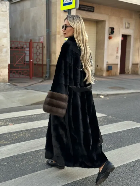 Черная норковая шуба с отделкой на рукавах из меха куницы - фото 0