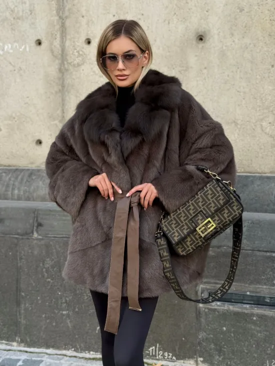 Женская норковая шуба свободного силуэта с воротником куницы - фото 9