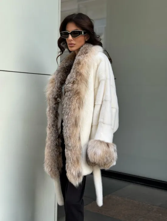 Женская белая норковая шуба с отделкой из меха рыси - фото 9